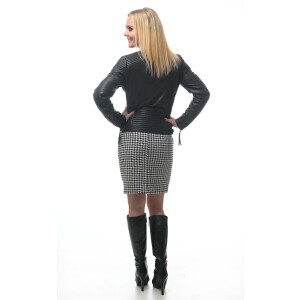 Skirt with black and white houndstooth pattern